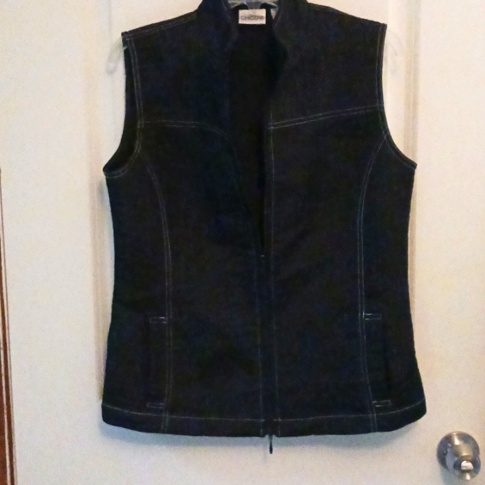 chicos black /white trim quilted like vest size 1 = 8